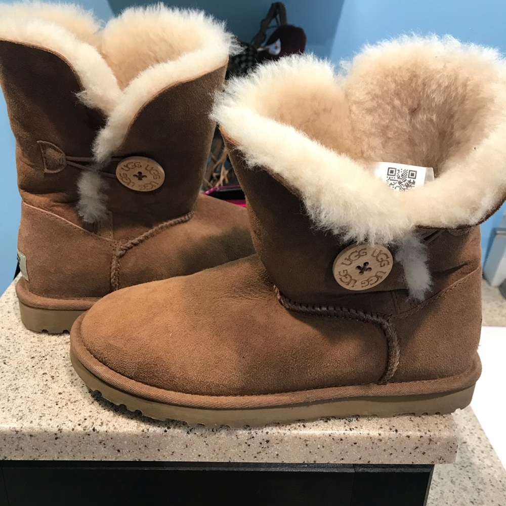 Size 5 Ugg Bailey boots